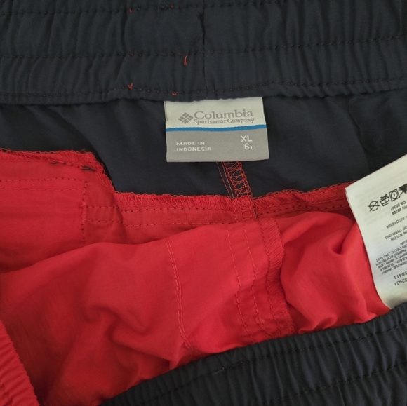 Columbia Shorts Red and Navy - Picture 2 of 4